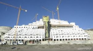 Greenpeace pide la demolición del hotel el Algarrobico