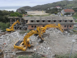 Momento del derribo de la urbanización El Encinar de Arnuero